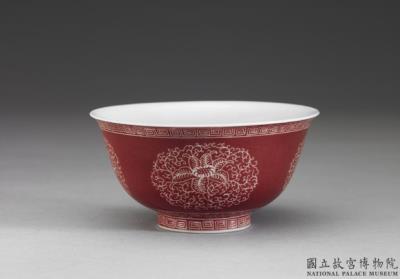 图片[2]-Bowl with flower brocade carved on a red ground in falangcai painted enamels, Qianlong reign (1736-1795), Qing dynasty-China Archive